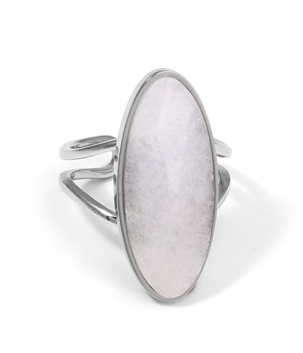 Anillo plateado con piedra ovalada grande
