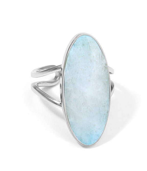 Anillo plateado con piedra ovalada grande