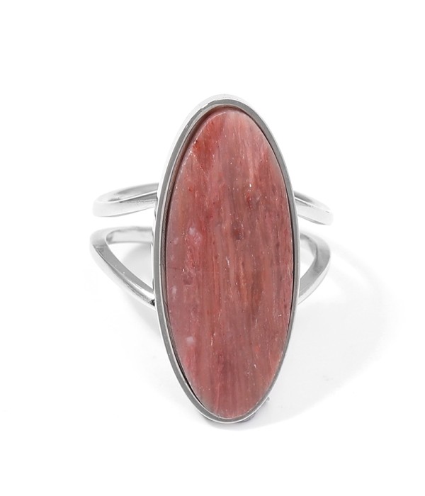 Anillo plateado con piedra ovalada grande