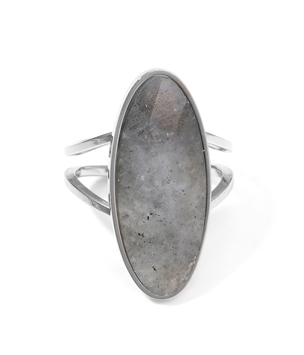 Anillo plateado con piedra ovalada grande