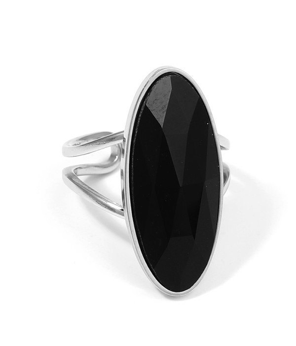 Anillo plateado con piedra ovalada grande
