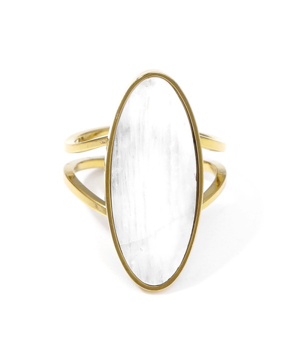 Anillo dorado con piedra ovalada grande