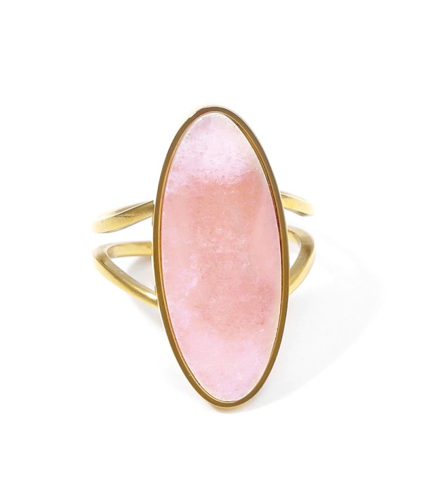 Anillo dorado con piedra ovalada grande