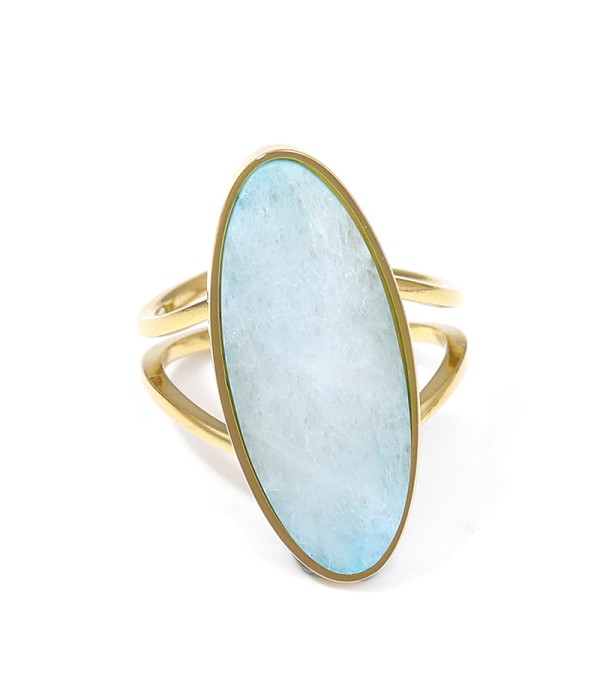 Anillo dorado con piedra ovalada grande