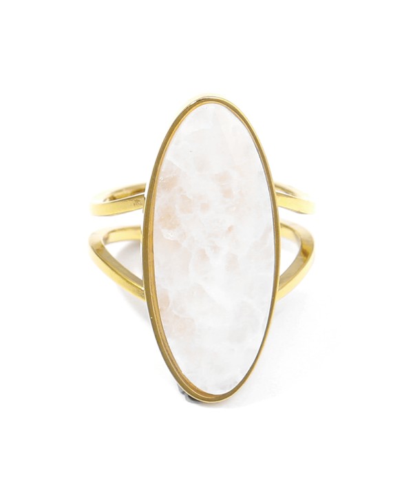 Anillo dorado con piedra ovalada grande