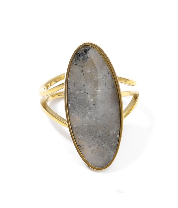 Anillo dorado con piedra ovalada grande