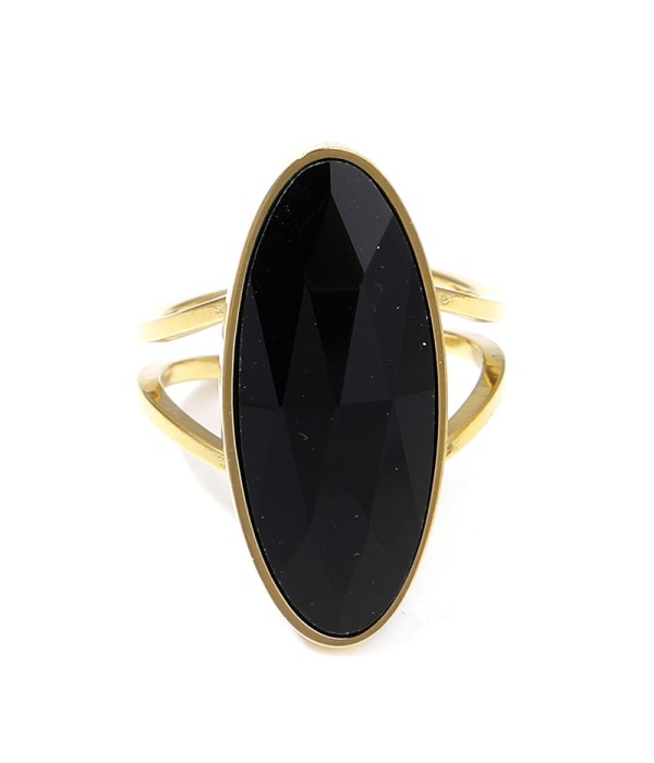 Anillo dorado con piedra ovalada grande