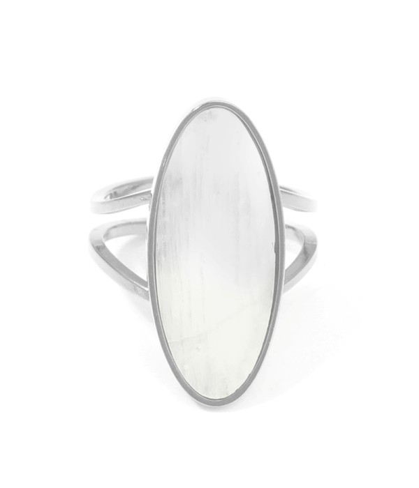 Anillo plateado con piedra ovalada grande