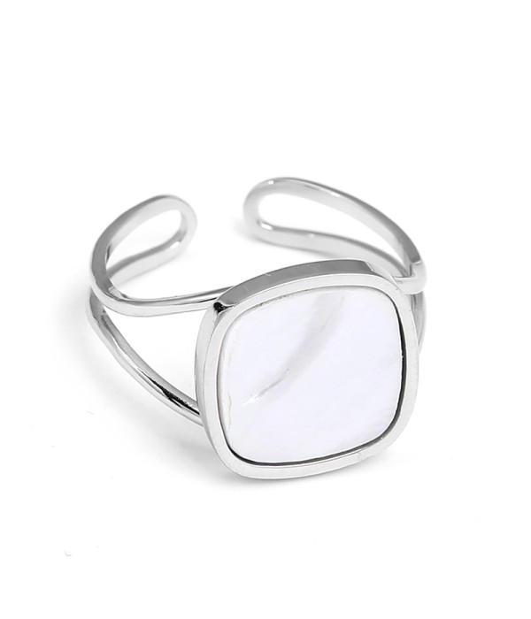 Anillo con nácar blanca cuadrada