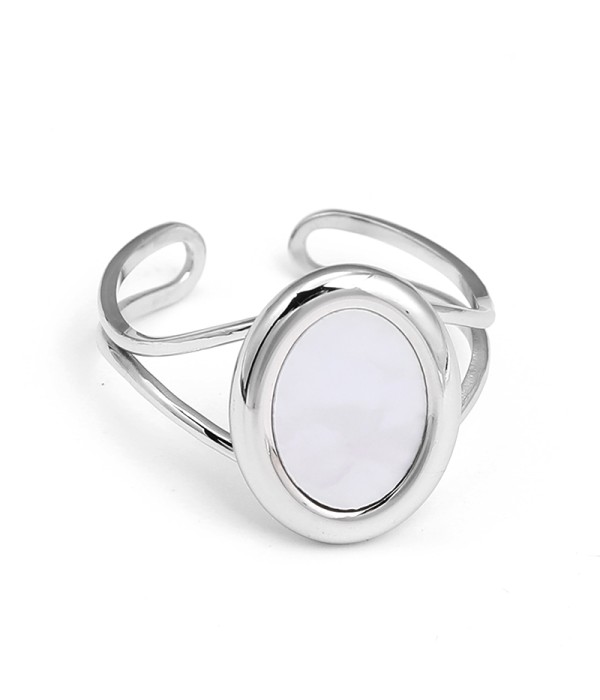 Anillo con nácar blanca ovalada