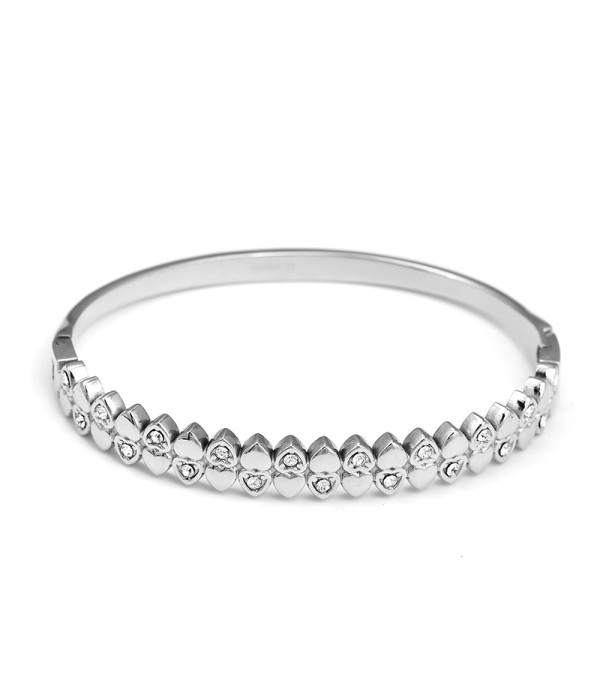 Pulsera rígida plateada con motivos en forma de corazón