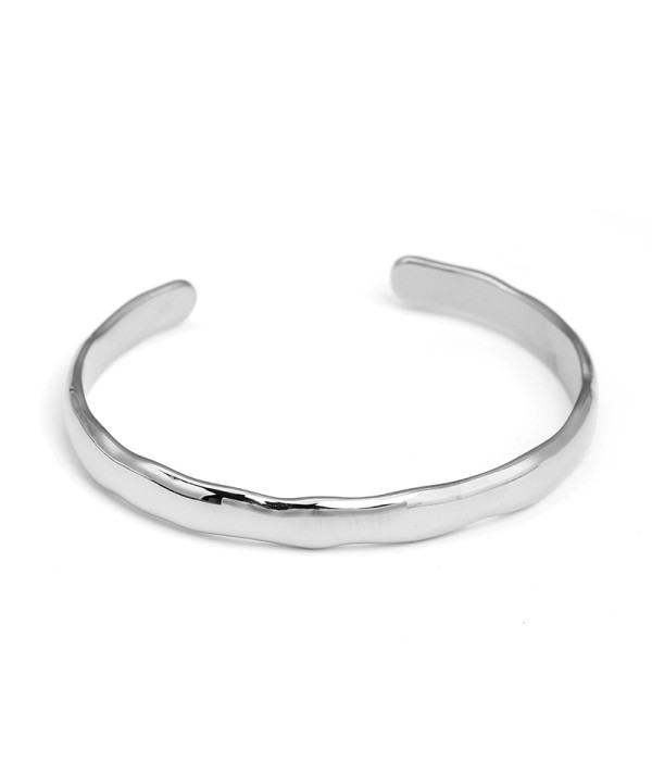 Pulsera rígida plateada con diseño ondulado