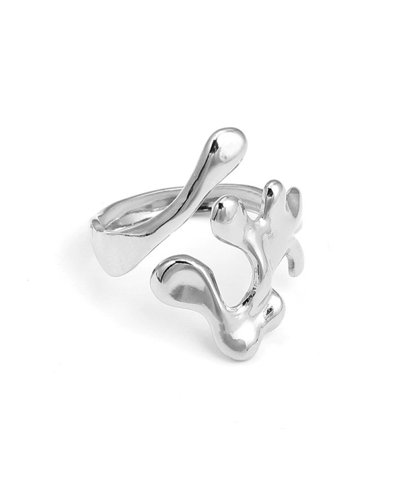 Anillo plateado con diseño abstracto orgánico
