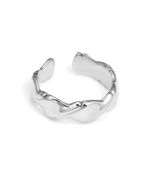 Anillo plateado abierto con textura ondulada