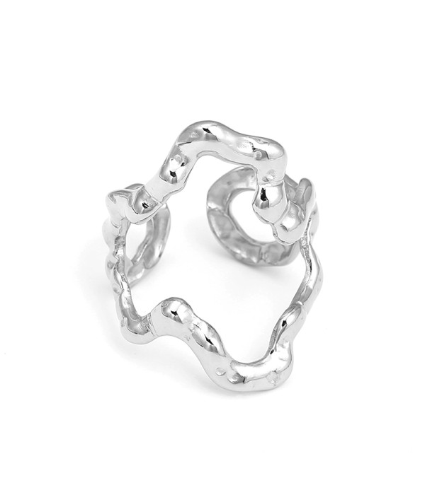 Anillo con diseño de estructura orgánica