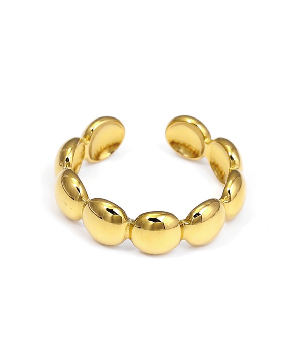 Anillo dorado con eslabones ovalados en relieve