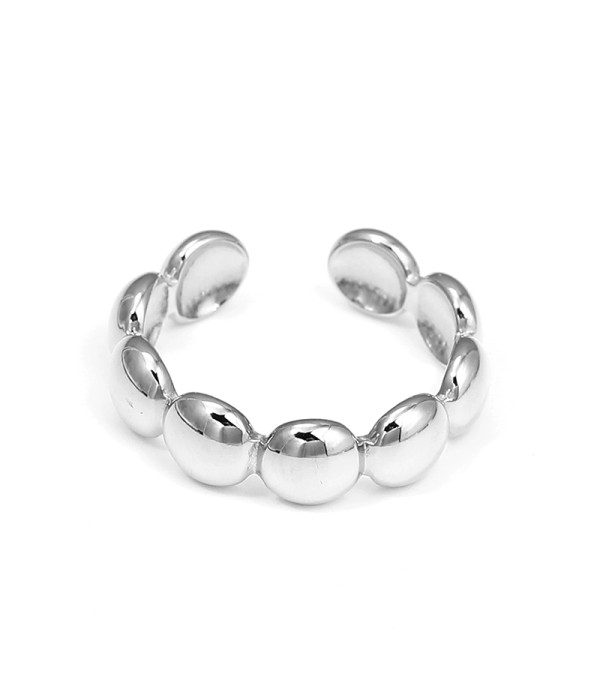 Anillo plateado con eslabones ovalados en relieve