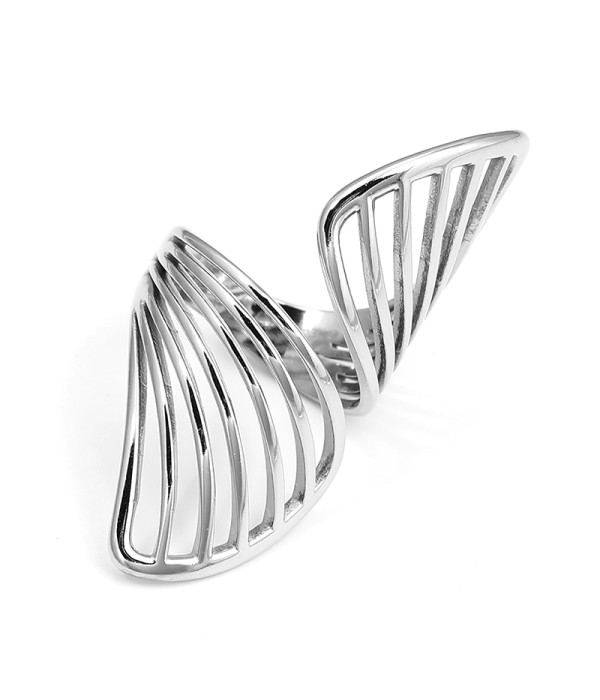 Anillo con diseño geométrico abierto