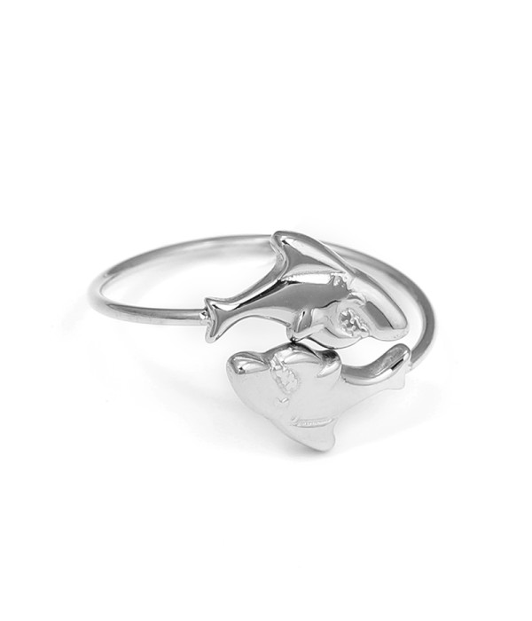 Anillo plateado con diseño de delfines enfrentados
