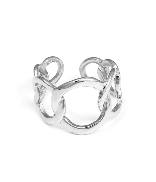 Anillo plateado con diseño de eslabones entrelazados
