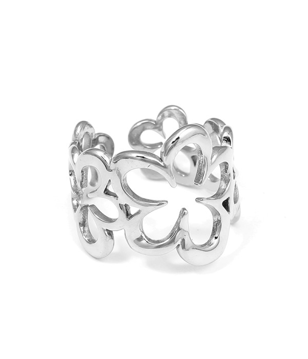 Anillo plateado con diseño floral calado