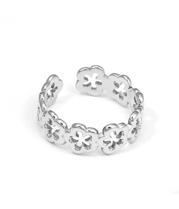 Anillo plateado con flores caladas en patrón...