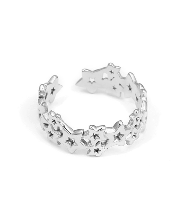Anillo plateado con diseño de estrellas caladas