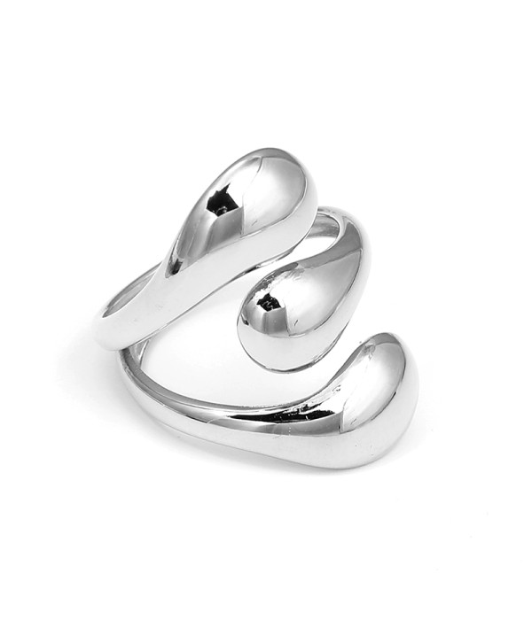 Anillo con diseño fluido de gotas