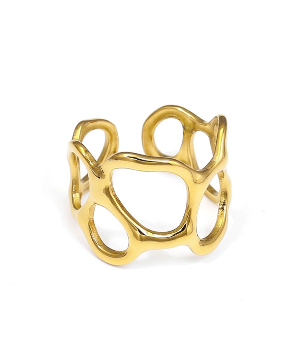 Anillo dorado con diseño calado de formas orgánicas
