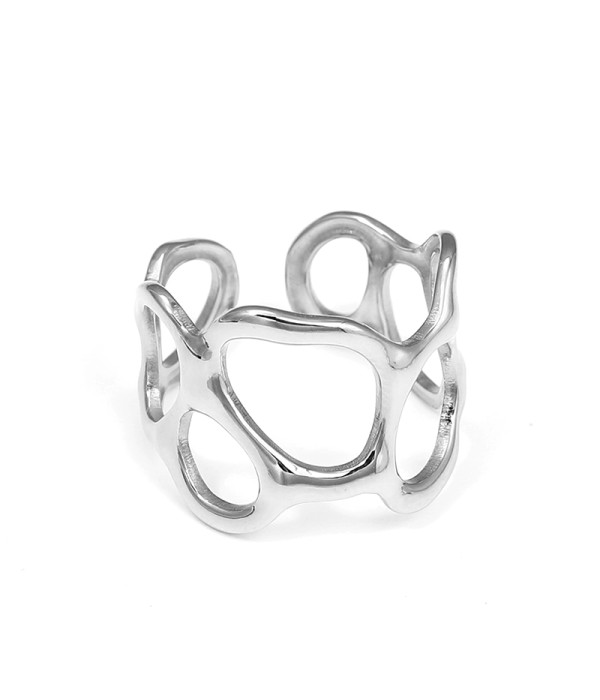Anillo plateado con diseño calado de formas orgánicas