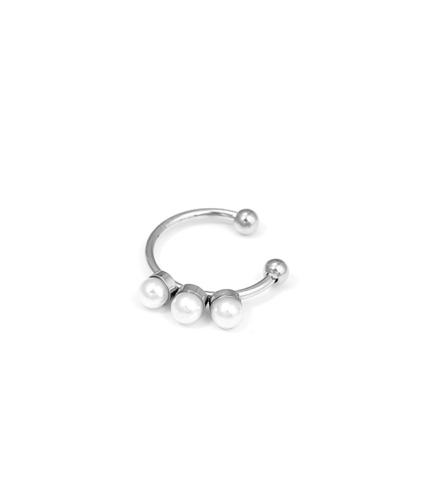 Clip de oreja plateado con perlas