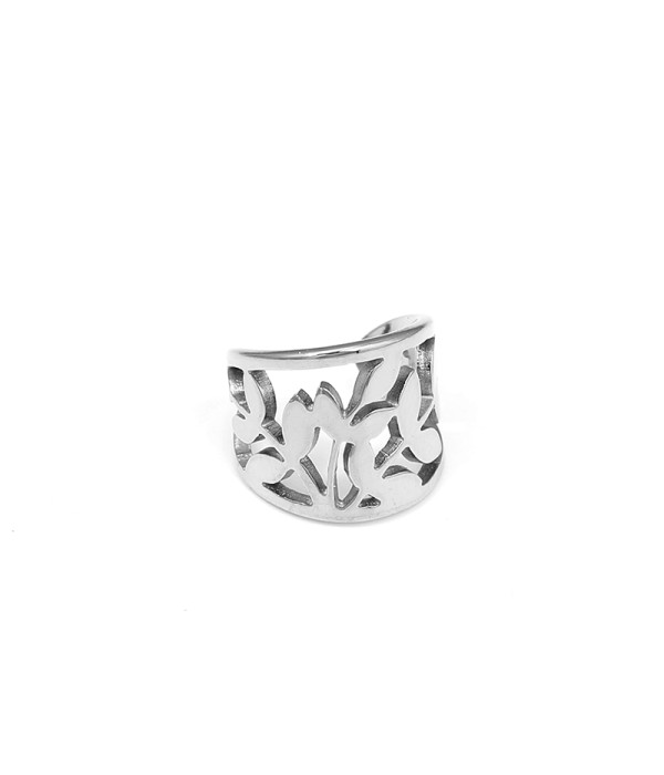 Clip de oreja plateado con diseño floral calado