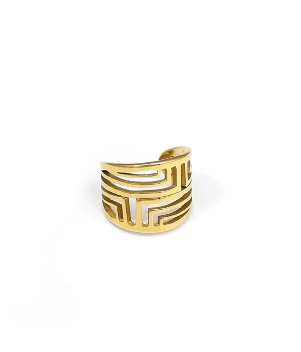 Clip de oreja dorado con diseño geométrico calado