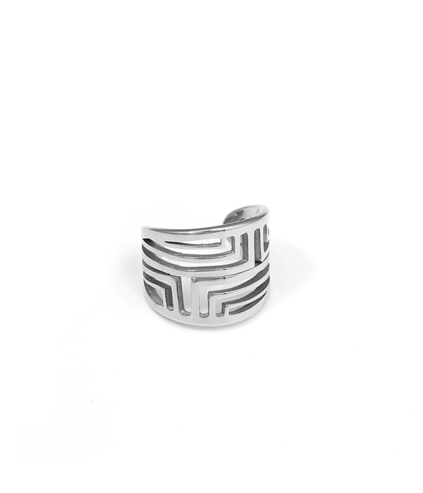 Clip de oreja plateado con diseño geométrico calado