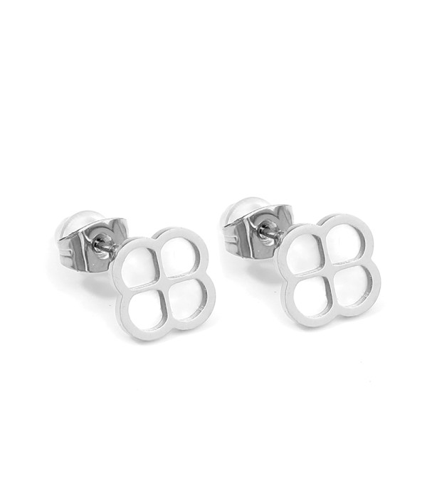 Pendientes plateados con diseño de flor de cuatro pétalos