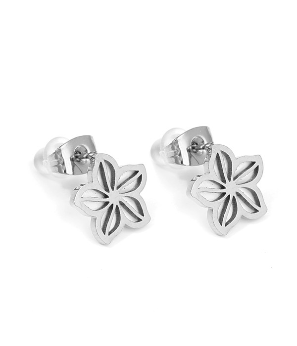 Pendientes plateados con diseño de flor de cinco pétalos