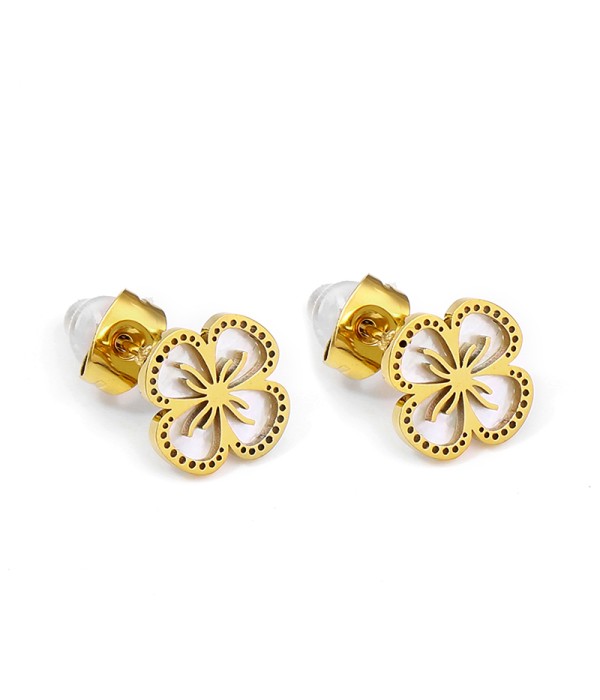 Pendientes dorados con diseño de flor perforada