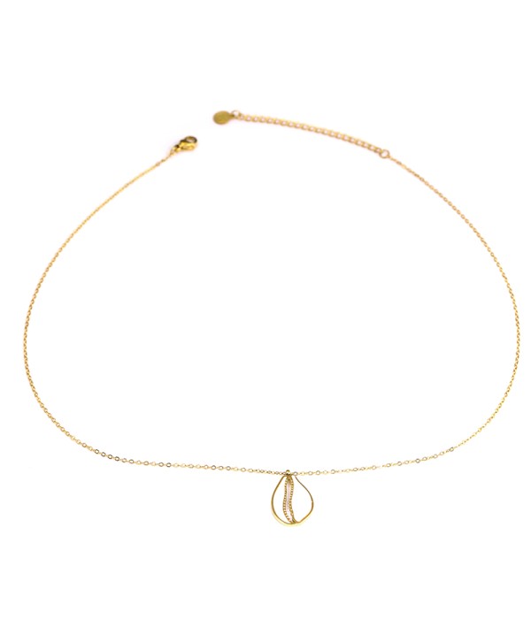 Collar dorado con colgante de concha cauri