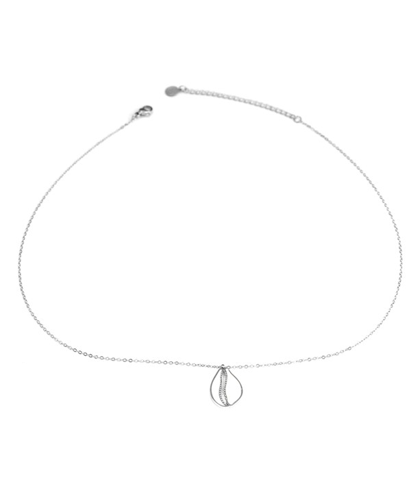 Collar plateado con colgante de concha cauri