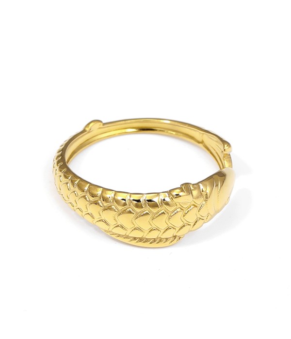 Anillo dorado con diseño de escamas