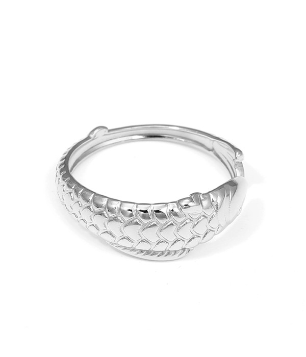 Anillo plateado con diseño de escamas