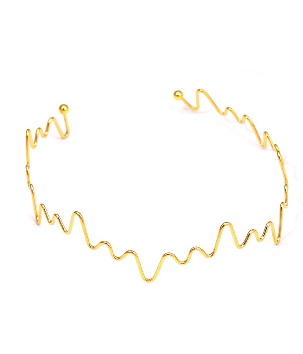 Collar rígido dorado con diseño ondulado