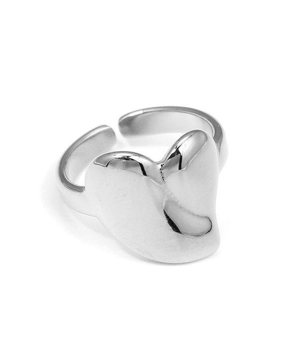Anillo plateado con diseño de corazón abstracto