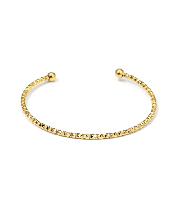 Pulsera rígida dorada con textura facetada
