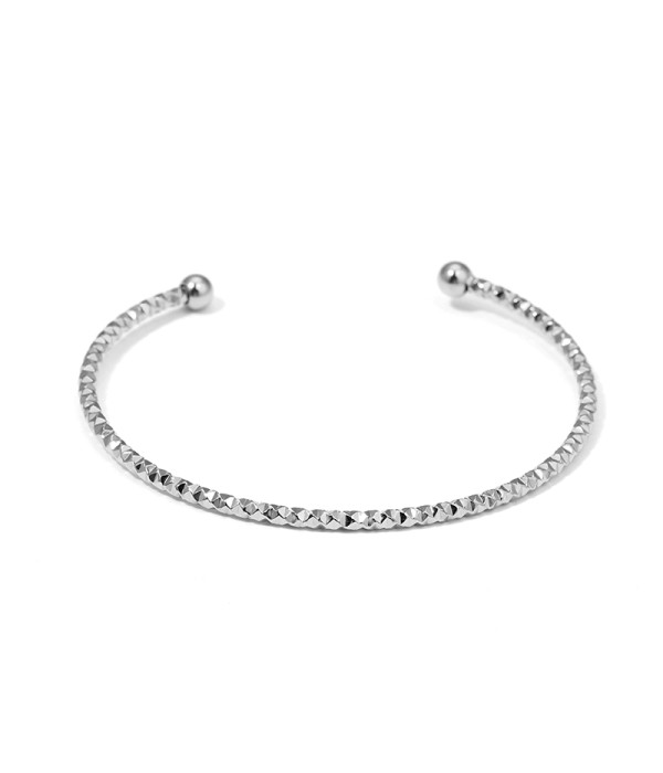 Pulsera rígida plateada con textura facetada