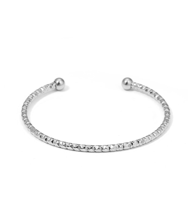 Pulsera rígida plateada con relieve geométrico
