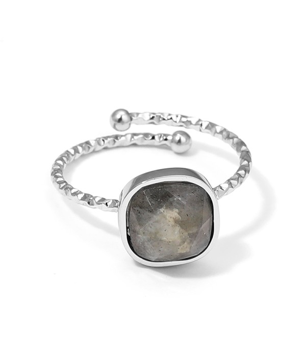 Anillo plateado ajustable con piedra cuadrada