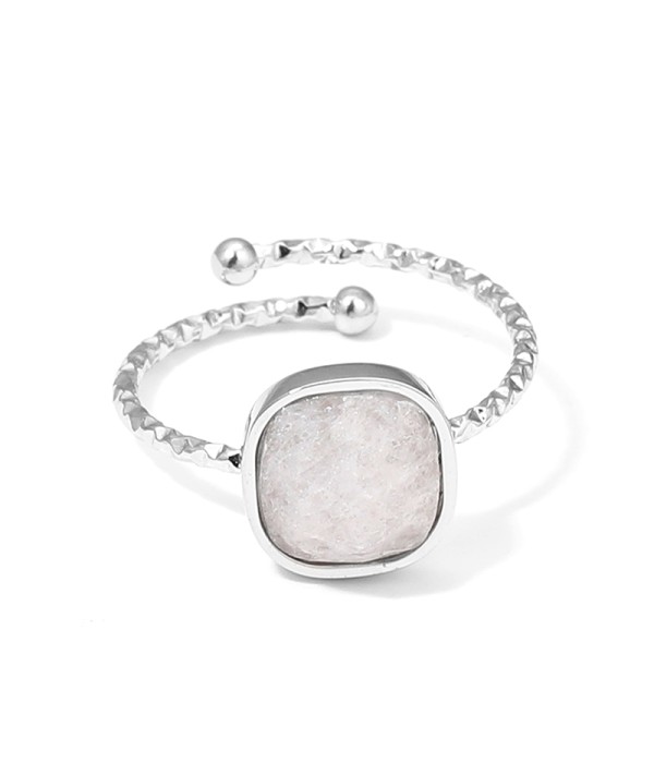 Anillo plateado ajustable con piedra cuadrada