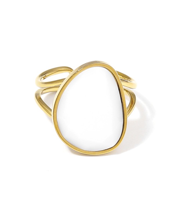 Anillo dorado con piedra en forma orgánica