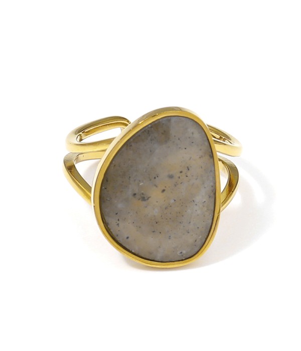 Anillo dorado con piedra en forma orgánica